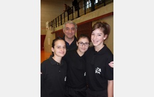 Valentine CAYRAT, Dorine ZANETTON et Anouck MOREAU avec Bernard PADOVANI